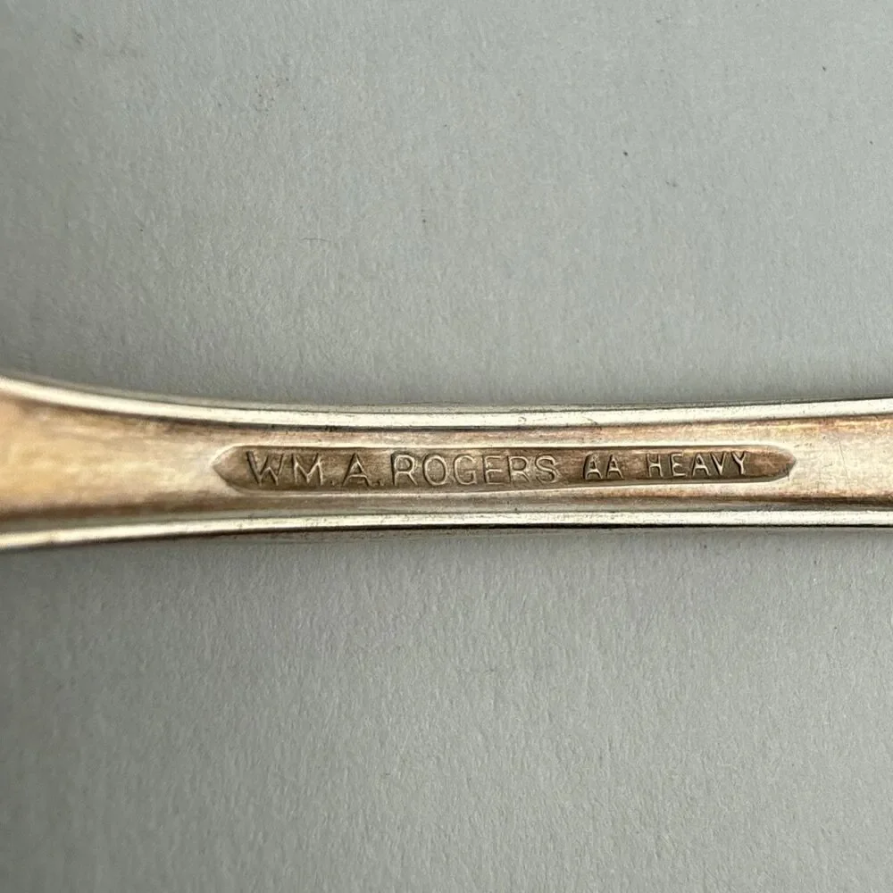 Wm A Rogers 1940 ARTISTIC Pattern Sugar Spoon & Butter Knife Oneida Ltd